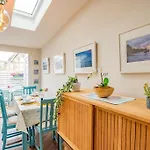 Vakantiehuis With Outdoor Patio - Sleeps 5 *