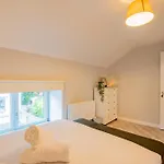 With Outdoor Patio - Sleeps 5 Vakantiehuis