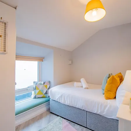 With Outdoor Patio - Sleeps 5 *
